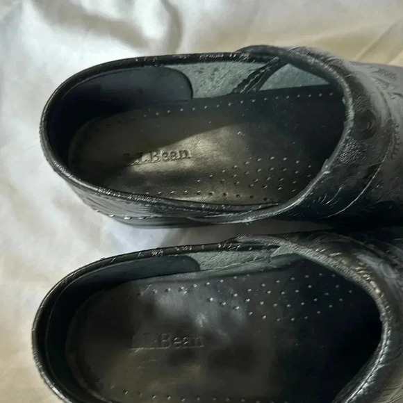 LL Bean Women's Black Leather Slip On Floral Embossed Nursing Work Clogs 9 M - Picture 3 of 7